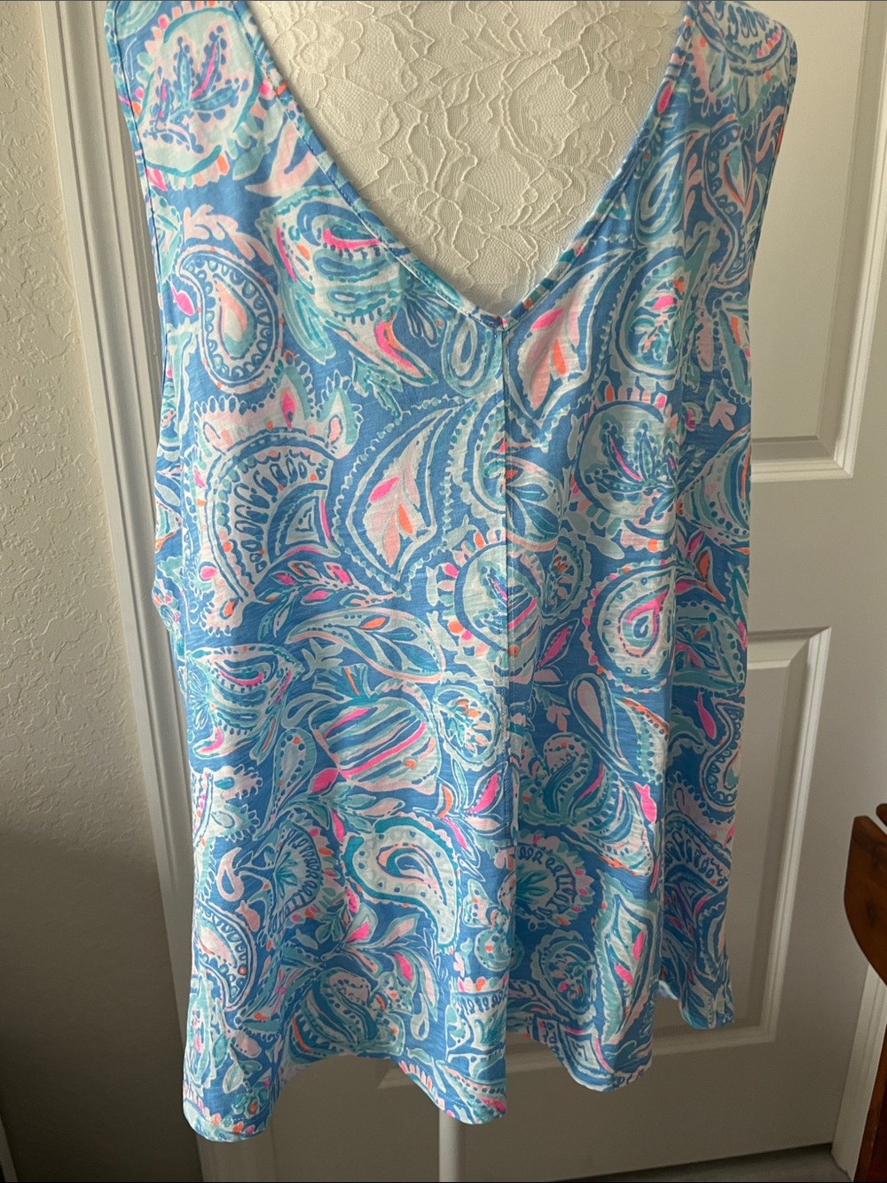 Lilly Pulitzer Zanzibar Blue Fish Kiss Paisley V-Neck Sleeveless Gigi Tank NWOT - Picture 5 of 6